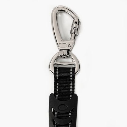 Black dog leash CalmFlow™ with metal clip on a white background